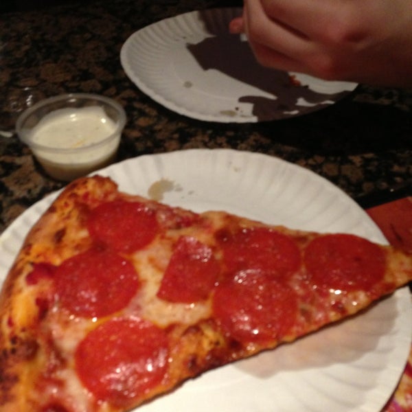 Das Foto wurde bei Pedone&#39;s Pizza &amp; Italian Food von Polly G. am 3/16/2013 aufgenommen