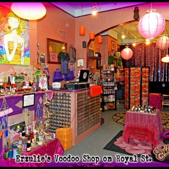Foto tirada no(a) Erzulie&#39;s Voodoo Shop por Anna Erzulie&#39;s V. em 1/16/2013