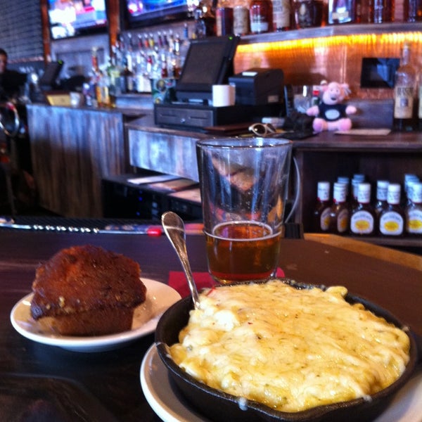 Photo prise au Sweet Baby Ray&#39;s Smokehouse Bourbon &amp; Beer par Therron R. le5/21/2013