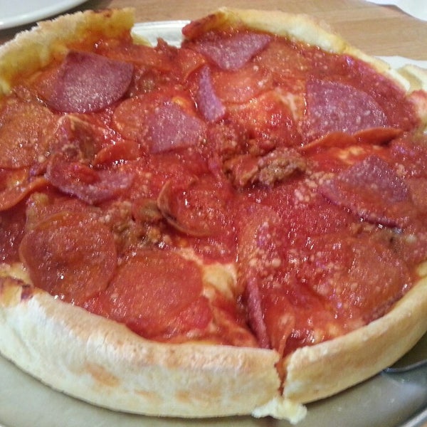 รูปภาพถ่ายที่ Kennedy&#39;s Chicago Pizza โดย Ramon C. เมื่อ 2/17/2013