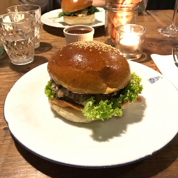 Foto scattata a Dish fine burger bistro da Markéta R. il 12/18/2016