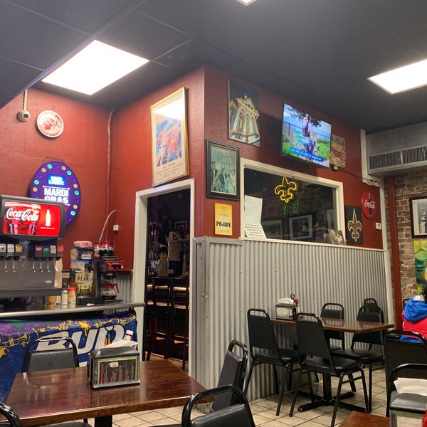 Foto diambil di Hobnobber&#39;s Variety Bar &amp; Restaurant oleh Scott H. pada 3/27/2019