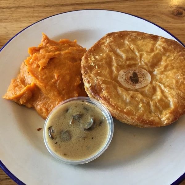 11/22/2016 tarihinde Julia B.ziyaretçi tarafından Fork-In Aussie Pie Kitchen, Santa Monica'de çekilen fotoğraf