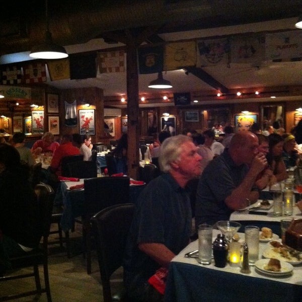 Foto diambil di Joe&#39;s Beach Road Bar &amp; Grille at The Barley Neck Inn oleh Dave R. pada 7/12/2014