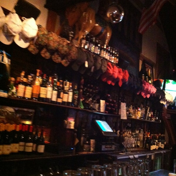 Foto diambil di Joe&#39;s Beach Road Bar &amp; Grille at The Barley Neck Inn oleh Dave R. pada 4/10/2013