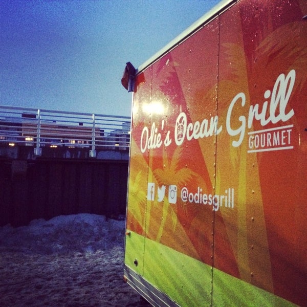 Foto diambil di Odie&#39;s Ocean Grill oleh Emily M. pada 5/23/2014