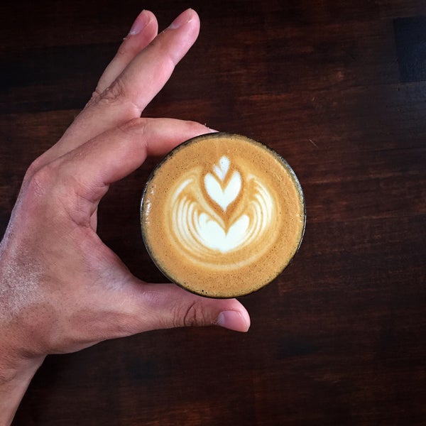 Foto tirada no(a) Mission Coffee Co. por Anthony G. em 9/16/2015