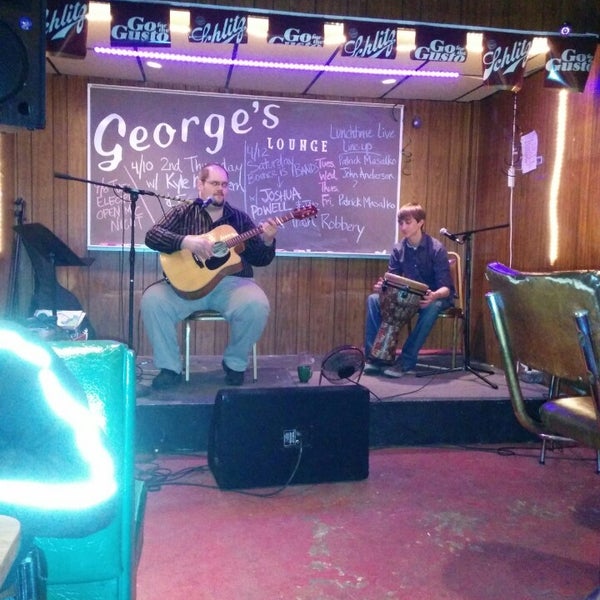 รูปภาพถ่ายที่ George&#39;s Lounge โดย Michael L. เมื่อ 4/11/2014