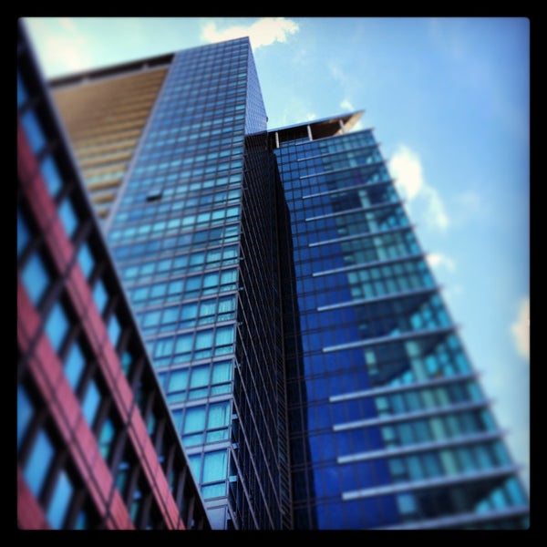 Photo taken at Marriott Executive Apartments London, West India Quay by Stephen C. on 4/28/2013