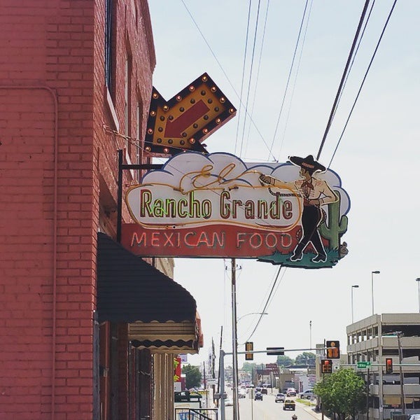 Снимок сделан в El Rancho Grande Restaurant пользователем Joshua H. 6/19/2015