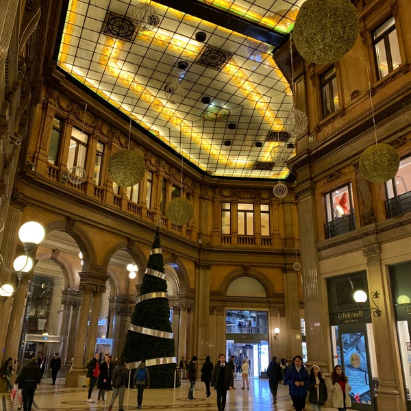 12/5/2019 tarihinde Аня В.ziyaretçi tarafından Galleria Alberto Sordi'de çekilen fotoğraf