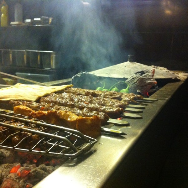Foto scattata a Makara Charcoal Grill &amp; Meze da Avi G L. il 1/17/2013