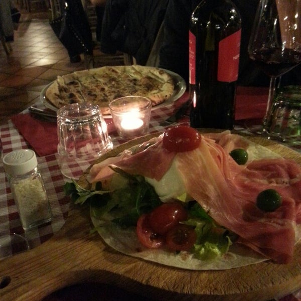 Trattoria Vanvitelli Pizza Place in Napoli