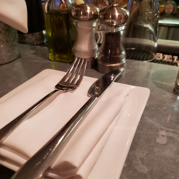 Foto diambil di Liv&#39;s Oyster Bar &amp; Restaurant oleh Steve D. pada 1/3/2019