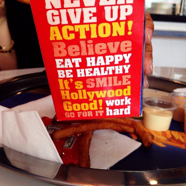 Foto tirada no(a) Hollywood Burger هوليوود برجر por Alanood M. em 10/29/2013