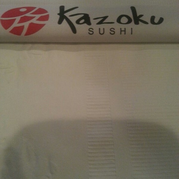 Foto tirada no(a) Kazoku Sushi por V em 5/20/2014