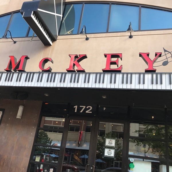 Foto scattata a Bobby McKey&#39;s Dueling Piano Bar da Kimberly F. il 9/30/2017