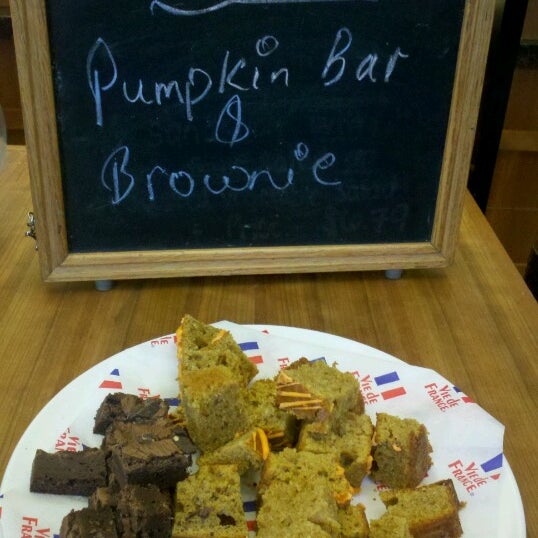 Foto scattata a Vie de France Bakery Cafe- Rockville, MD da Tonya G. il 11/20/2012