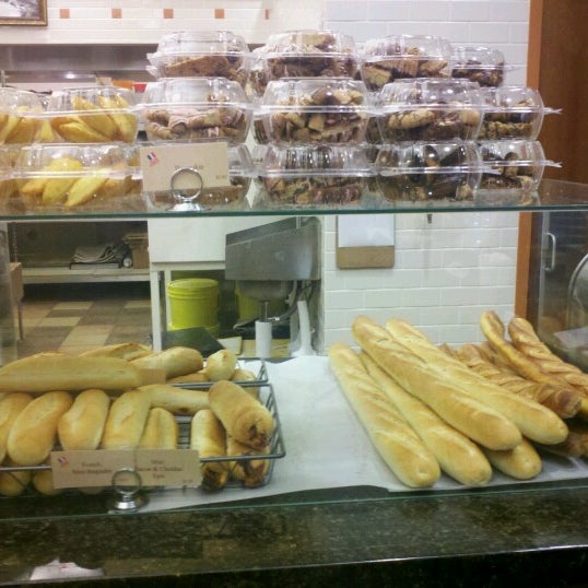 Foto scattata a Vie de France Bakery Cafe- Rockville, MD da Tonya G. il 10/25/2012