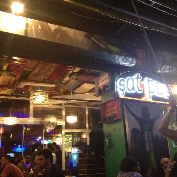 รูปภาพถ่ายที่ Şat Pub โดย Ufuk S. เมื่อ 8/29/2013