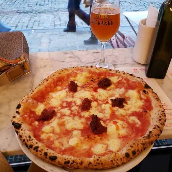Foto diambil di NONA Pizza oleh Alana pada 12/21/2022