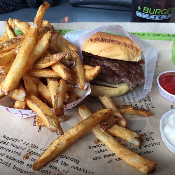 2/2/2016 tarihinde John O.ziyaretçi tarafından BurgerFi'de çekilen fotoğraf