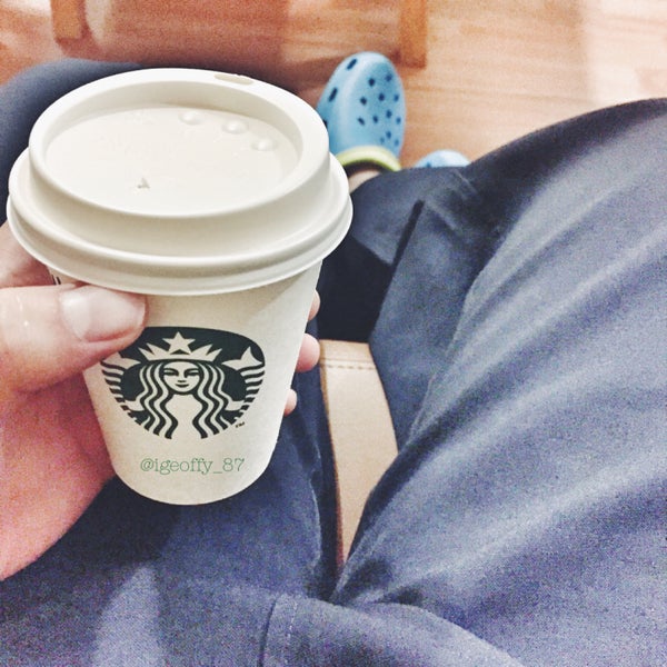 Foto tirada no(a) Starbucks por Geoffy👑 em 10/23/2015