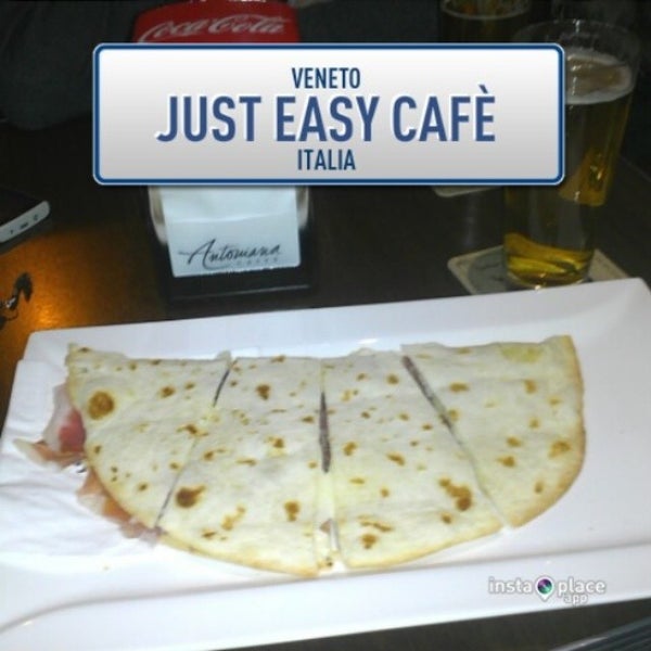 Foto tirada no(a) Just Easy Cafè por Nicola B. em 3/8/2014