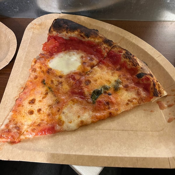 There‘s a delicious slice of margherita for 2,50 €