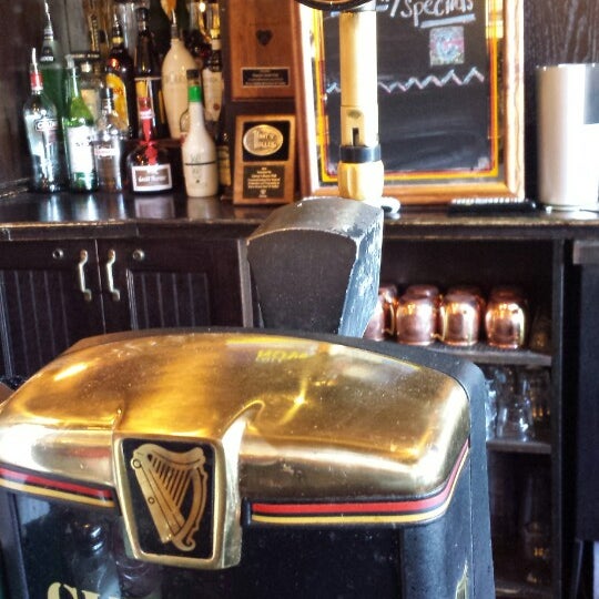 Foto tirada no(a) Darcys Irish Pub por Brian L. em 3/30/2015