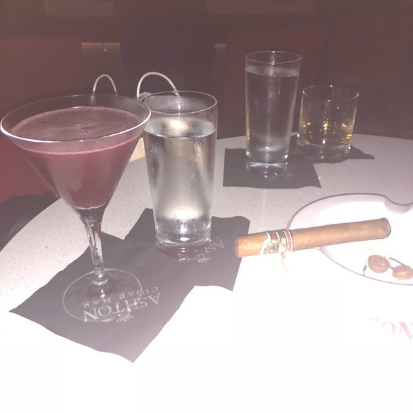 Foto tirada no(a) Ashton Cigar Bar por Alisa F. em 9/5/2018