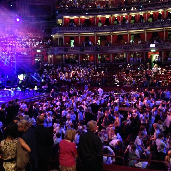 รูปภาพถ่ายที่ Royal Albert Hall โดย Alan J. เมื่อ 5/7/2013