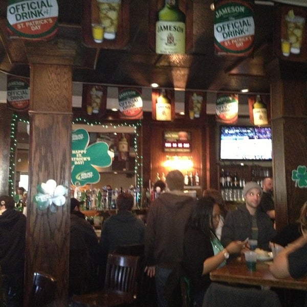 รูปภาพถ่ายที่ Flanagan&#39;s Irish Pub โดย Chuck G. เมื่อ 3/17/2013