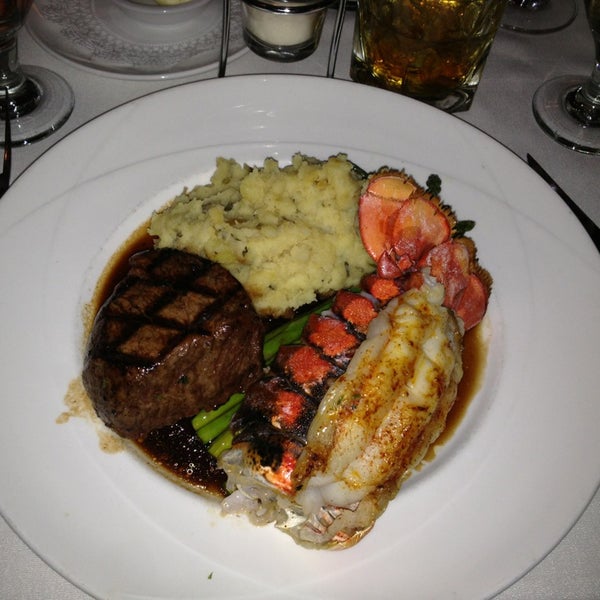 Das Foto wurde bei Leo&#39;s Seafood Restaurant &amp; Bar von Chuck G. am 3/15/2013 aufgenommen