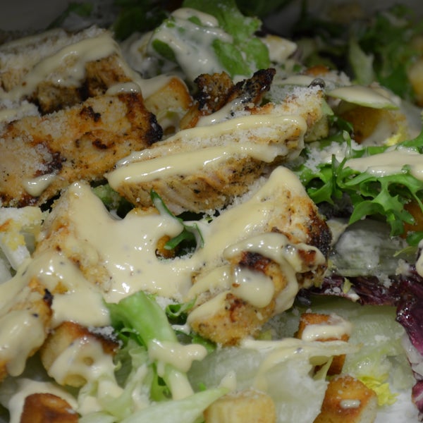 The chicken caesar salad I ordered for lunch was amazing! Tasty chicken breast pieces, fresh salad, crispy croutons and the touch of parmesan...such a great combination & great price! Recommended !