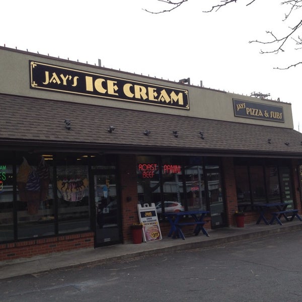 Foto scattata a Jay&#39;s Pizza &amp; Ice Cream da Eric O. il 4/29/2014