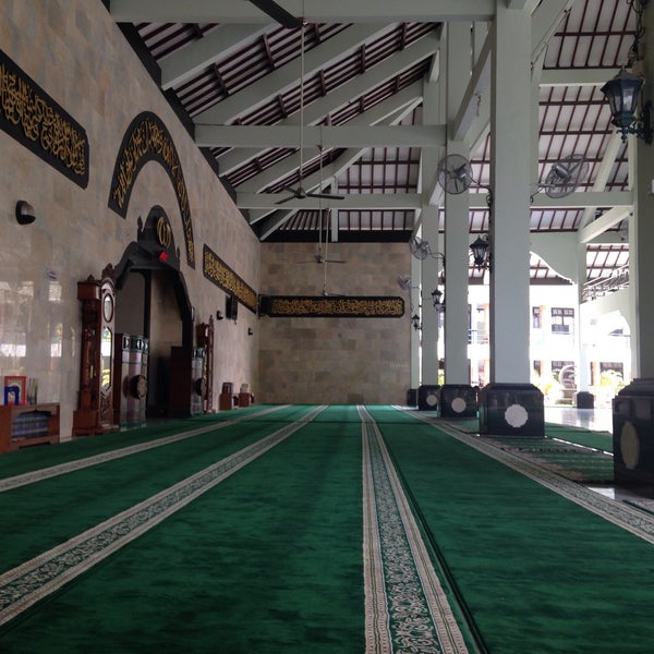 Photo taken at Masjid Agung Sudirman by Ary E. on 11/10/2015