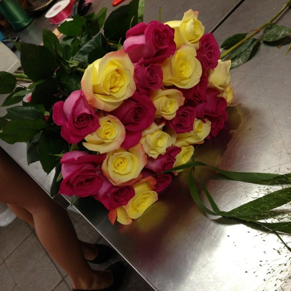 รูปภาพถ่ายที่ Duty Free Flowers โดย Dashenka เมื่อ 6/22/2013