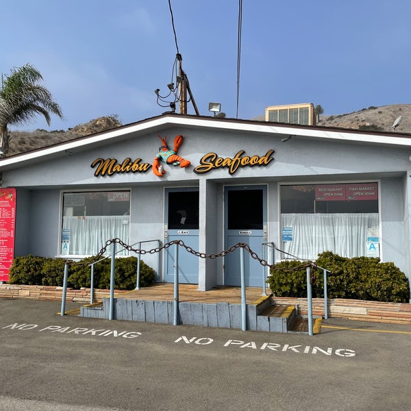 Foto tirada no(a) Malibu Seafood Fresh Fish Market &amp; Patio Cafe por DongChul S. em 11/6/2021