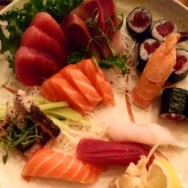 รูปภาพถ่ายที่ Planet Sushi โดย Mario S. เมื่อ 12/28/2014