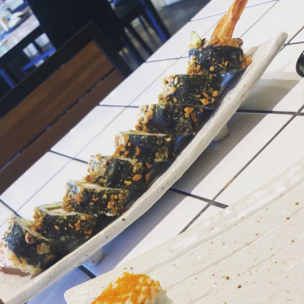 Снимок сделан в oishii wok &amp; sushi пользователем Yldry S. 5/10/2018