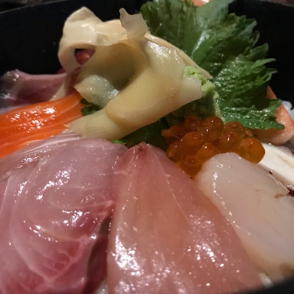รูปภาพถ่ายที่ Doraku Sushi โดย Peter K. เมื่อ 4/23/2018