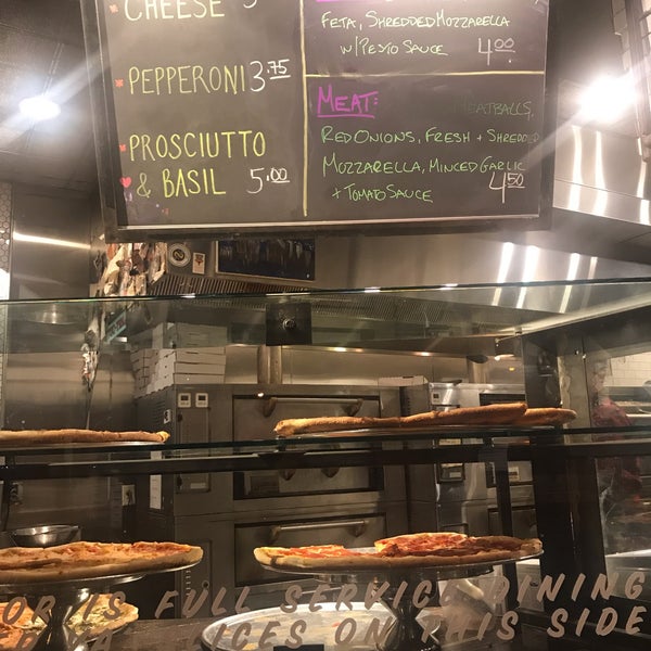 11/24/2018 tarihinde Peter K.ziyaretçi tarafından Five Points Pizza'de çekilen fotoğraf