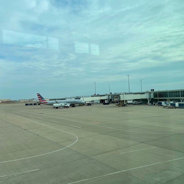 Foto tirada no(a) Tulsa International Airport (TUL) por Peter K. em 10/29/2022