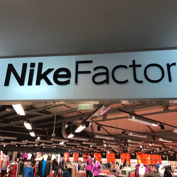 banner leven huiselijk Photos at Nike Factory Store - 1 tip