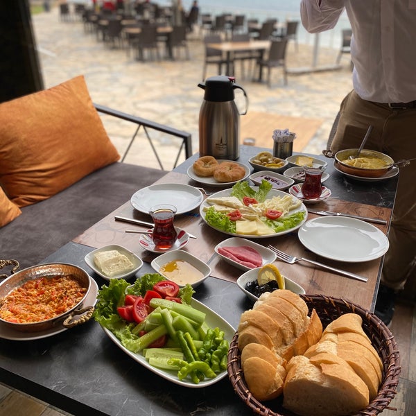 Foto tirada no(a) Yalçınkaya Cafe &amp; Restaurant por Selvinaz Ç. em 9/27/2020