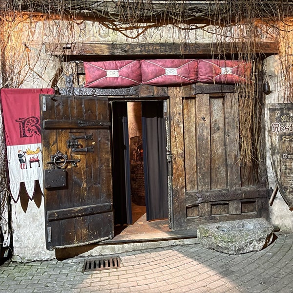 Foto diambil di Rozengrāls | Authentic Medieval Restaurant oleh Ahmet M. pada 4/7/2024
