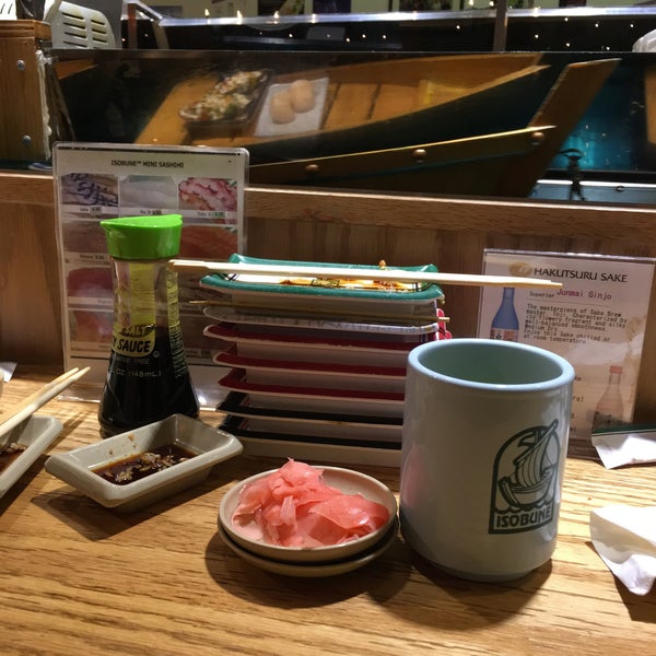 Foto scattata a Isobune Sushi da Luke B. il 12/17/2015