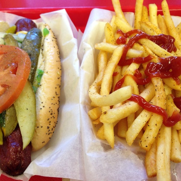 รูปภาพถ่ายที่ Mike&#39;s Chicago Hot Dogs โดย TJ เมื่อ 1/16/2014