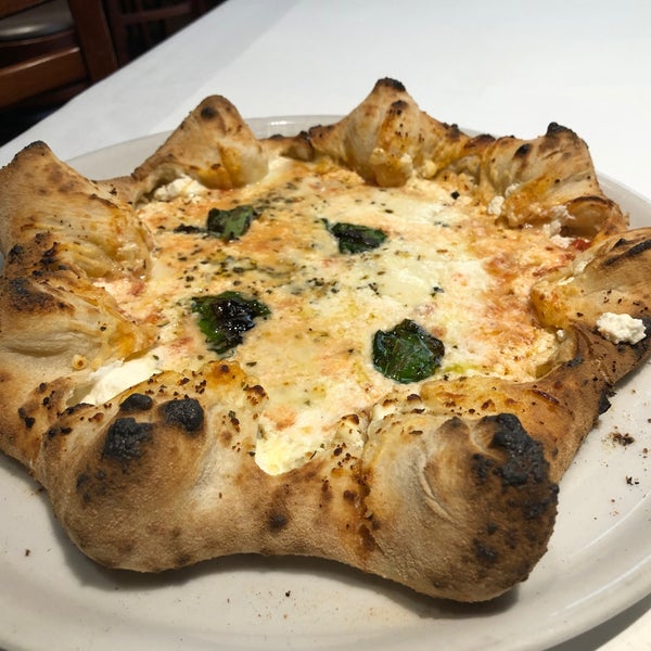 Foto tirada no(a) Amalfi Pizza por TJ em 12/28/2019